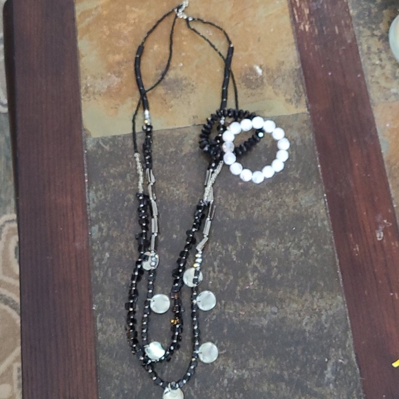 Beaded double strand necklace and bracelets - Picture 6 of 9